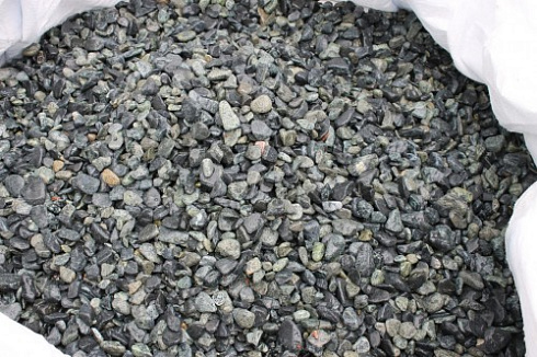 Kamenclub.ru: Щебень галтованный зеленый (змеевик) фр. 20-40 мм.  купить в Севастополе мрамор зеленый, салатовый оголтованный щебень мраморный 12500 руб/т   фото КАМЕНЬ КЛУБ