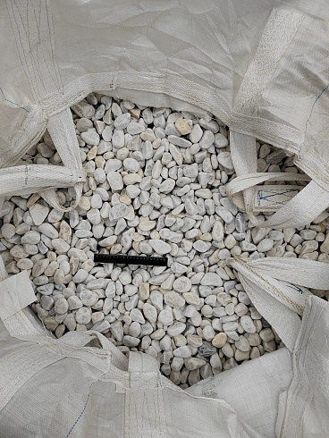 Kamenclub.ru: Мраморная крошка (щебень галтованный белый) фр.40-70 мм.  купить в Севастополе мрамор белый молочный айвори окатанный округлый природный камень 17000 руб/т   фото КАМЕНЬ КЛУБ