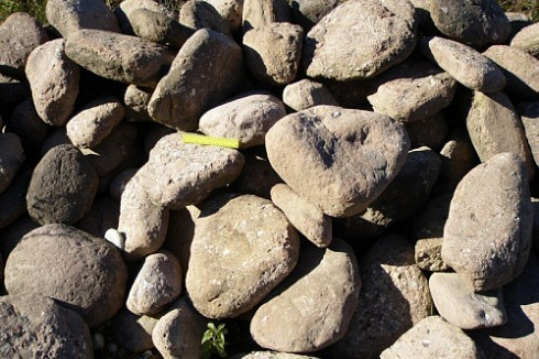 Kamenclub.ru: Конгломераты фр. 300-1000 мм.  купить в Севастополе кварц мрамор диабаз коричневый, серый зеленоватый речной валун крупный 6500 руб/т   фото КАМЕНЬ КЛУБ