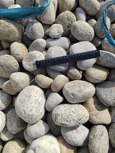 Kamenclub.ru: Галька речная окат (серо-белая) фр. 70-120 мм купить  в Севастополе галька галечник бело-серая, серо-белая, серая, белая речная природная галька  8000 руб/т   фото КАМЕНЬ КЛУБ