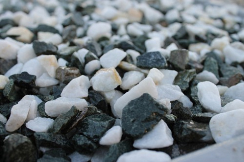 Kamenclub.ru: Мраморная крошка (щебень крошка микс: белый-зеленый) фр. 10-20 мм.  купить в Севастополе мрамор белый, зеленый каменная ландшафтная декоративная крошка щебня 9500 руб/т   фото КАМЕНЬ КЛУБ