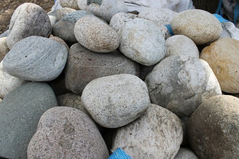 Kamenclub.ru: Речной валун (Ассорти) фр.100-300 мм.  купить в Севастополе галечник серый, темно-серый, светло-серый речная галька крупных размеров 4200 руб/т   фото КАМЕНЬ КЛУБ