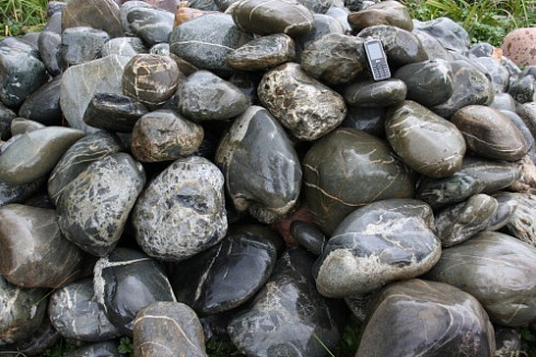 Kamenclub.ru: Валунчик Паутинник фр.100-300 мм  купить в Севастополе крупный природный камень галечник темно-серый с прожилками белый черный речной валунчик 5000 руб/т   фото КАМЕНЬ КЛУБ