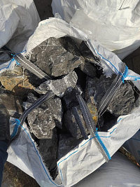 Kamenclub.ru: Черный мрамор скальник фр. 100-500 мм.  купить в Севастополе мрамор черный белый серый крупный колотый валун ландшафтный 8500 руб/т   фото КАМЕНЬ КЛУБ