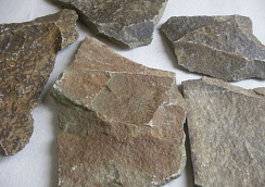 Kamenclub.ru: Песчаник пластушка "фонтанка" серо-зеленая (3,0-5,0 см)  купить в Севастополе песчаник серо-зеленая колотые плитки облицовочные пластушки 11400 руб/м3   фото КАМЕНЬ КЛУБ