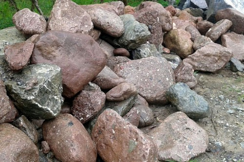 Kamenclub.ru: Конгломераты фр. 300-1000 мм.  купить в Севастополе кварц мрамор диабаз коричневый, серый зеленоватый речной валун крупный 6500 руб/т   фото КАМЕНЬ КЛУБ