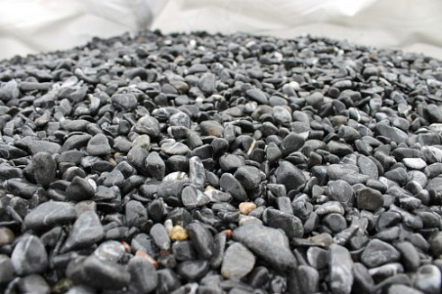Kamenclub.ru: Щебень галтованный черный (мрамор) фр.10-20 мм.  купить в Севастополе мрамор черный с белыми прожилками, черный, белый окатанный округлый ландшафтный декоративный щебень 15000 руб/т   фото КАМЕНЬ КЛУБ