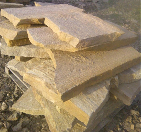 Kamenclub.ru: Форматный камень (плаха) пошаговая дорожка от 70-150 см (4 -12 см)  купить в Севастополе плитняк  форматный плаха желтый песчаник 9 000 руб/т   фото КАМЕНЬ КЛУБ
