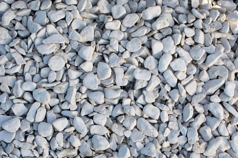 Kamenclub.ru: Щебень галтованный белый (мрамор) фр.5-10 мм.  купить в Севастополе мрамор белый, айвори, молочный каменная мраморная декоративная ландшафтная крошка 17000 руб/т   фото КАМЕНЬ КЛУБ