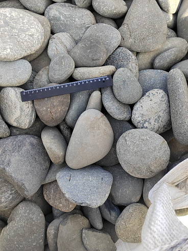 Kamenclub.ru: Галька речная плоская (ассорти) фр. 70-150 мм. купить  в Севастополе галька галечник серый белый темно-серый синий светло-серый плоская природная галька  9000 руб/т   фото КАМЕНЬ КЛУБ