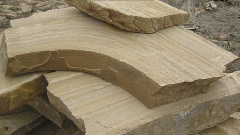 Kamenclub.ru: Форматный камень (плаха) пошаговая дорожка от 70-150 см (4 -12 см)  купить в Севастополе плитняк  форматный плаха желтый песчаник 9 000 руб/т   фото КАМЕНЬ КЛУБ