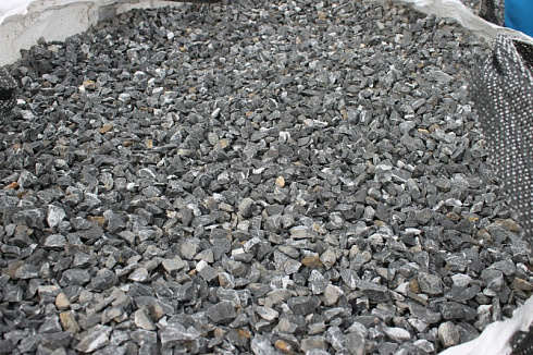 Kamenclub.ru: Щебень крошка черный (мрамор) фр. 20-40 мм.  купить в Севастополе мрамор черный с белыми прожилками мраморная каменная крошка 11000 руб/т   фото КАМЕНЬ КЛУБ