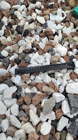 Kamenclub.ru: Мраморная крошка (щебень крошка микс : белый-черный-розовый) фр. 20-40 мм.  купить в Севастополе мрамор белый, черный, розовый декоративная ландшафтная крошка 12000 руб/т   фото КАМЕНЬ КЛУБ