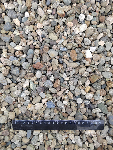 Kamenclub.ru: Галька речная окат (серая) фр.10-20 мм купить  в Севастополе галька речная серая, серый, темно-серый, светло-серый, коричневый ландшафтная декоративная речная окатанная округлая галька 5000 руб/т   фото КАМЕНЬ КЛУБ