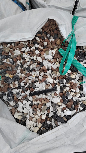 Kamenclub.ru: Мраморная крошка (щебень крошка микс : белый-черный-розовый) фр. 20-40 мм.  купить в Севастополе мрамор белый, черный, розовый декоративная ландшафтная крошка 12000 руб/т   фото КАМЕНЬ КЛУБ