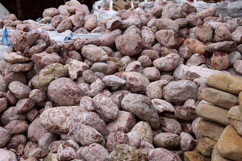 Kamenclub.ru: Розовый валунчик фр.100-300 мм.  купить в Севастополе крупный природный камень розовый, серый молочный красный речной галечник природный 7850 руб/т   фото КАМЕНЬ КЛУБ