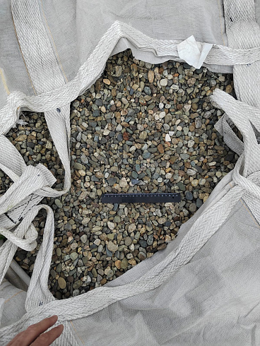 Kamenclub.ru: Галька речная окат (серая) фр.10-20 мм купить  в Севастополе галька речная серая, серый, темно-серый, светло-серый, коричневый ландшафтная декоративная речная окатанная округлая галька 5000 руб/т   фото КАМЕНЬ КЛУБ