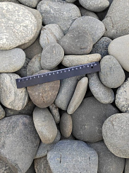 Kamenclub.ru: Галька речная плоская (серо-белая) фр. 70-120 мм. купить в Севастополе галька галечник речной серый, белый окатанная плоская  природная галька 9000 руб/т   фото КАМЕНЬ КЛУБ