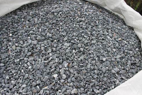 Kamenclub.ru: Щебень галтованный черный (мрамор) фр.10-20 мм.  купить в Севастополе мрамор черный с белыми прожилками, черный, белый окатанный округлый ландшафтный декоративный щебень 15000 руб/т   фото КАМЕНЬ КЛУБ