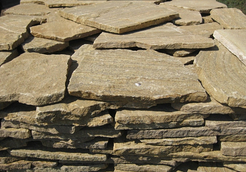 Kamenclub.ru: Песчаник пластушка желтый с рисунком (3 см)  купить в Севастополе песчаник желтый с рисунком, рыжий, желтый песчаник пластушка ландшафтная рваная 8 500 руб/м3   фото КАМЕНЬ КЛУБ