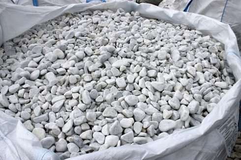 Kamenclub.ru: Мраморная крошка (щебень галтованный белый), фр.20-40 мм.  купить в Севастополе мрамор белый бежевый молочный мраморный щебень декоративный 17000 руб/т   фото КАМЕНЬ КЛУБ