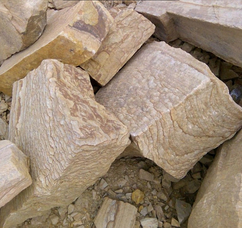 Kamenclub.ru: Песчаник пластушка желтый с рисунком (7-15 см)  купить в Севастополе плитняк - пластушка - бут желтый песчаник 10200 руб/м3   фото КАМЕНЬ КЛУБ