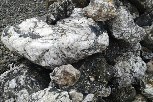 Kamenclub.ru: Черный гранит - кварцит фр. 100-500 мм.  купить в Севастополе мрамор гранит черный с белыми прожилками, серый, белый валун скальный колотый 7000 руб/т   фото КАМЕНЬ КЛУБ