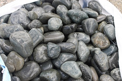 Kamenclub.ru: Темно-серый валунчик фр.100-300 мм.  купить в Севастополе крупный природный камень серый, темно-серый, светло-серый речная галька большого размера окатанная 4500 руб/т   фото КАМЕНЬ КЛУБ