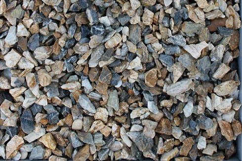 Kamenclub.ru: Мраморная крошка (щебень крошка медовый), фр. 10-20 мм.  купить в Севастополе песчаник бежевый, серый каменная ландшафтная крошка  12000 руб/т   фото КАМЕНЬ КЛУБ