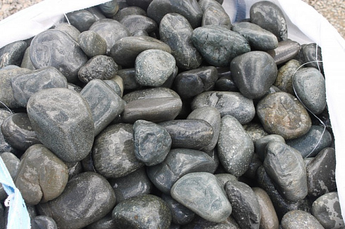 Kamenclub.ru: Темно-серый валунчик фр.100-300 мм.  купить в Севастополе крупный природный камень серый, темно-серый, светло-серый речная галька большого размера окатанная 4500 руб/т   фото КАМЕНЬ КЛУБ