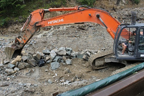 Kamenclub.ru: Гранит скальник (серо-зеленый) фр. 100-500 мм.  купить в Севастополе гранит зеленый, серый, салатовый крупный ландшафтный валун 6 000 руб/т   фото КАМЕНЬ КЛУБ