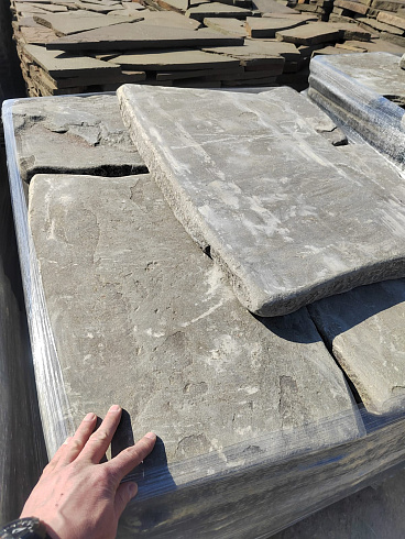 Kamenclub.ru: Песчаник пластушка галтованная светло-серая (3,0 см)  купить в Севастополе песчаник светло-серый, серый ландшафтный камень рваный колотый 21000 руб/м3   фото КАМЕНЬ КЛУБ