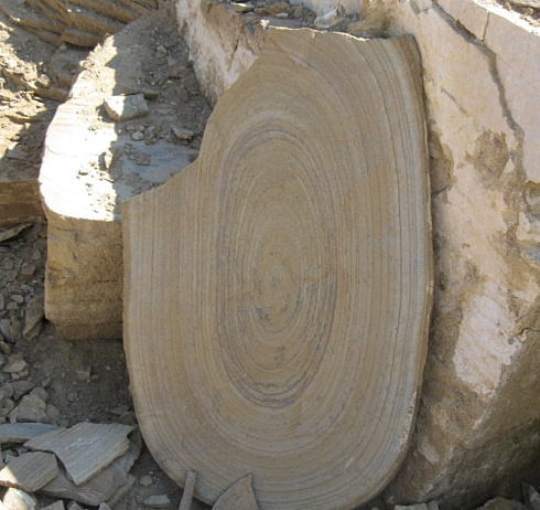 Kamenclub.ru: Форматный камень (плаха) пошаговая дорожка от 70-150 см (4 -12 см)  купить в Севастополе плитняк  форматный плаха желтый песчаник 9 000 руб/т   фото КАМЕНЬ КЛУБ