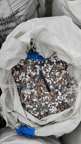 Kamenclub.ru: Мраморная крошка (щебень галтованный микс:белый-зеленый-розовый) фр.20-40 мм.  купить в Севастополе мрамор белый, зеленый, розовый мрамор декоративный (галтовка) 15500 руб/т   фото КАМЕНЬ КЛУБ