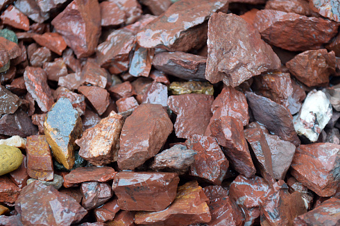 Kamenclub.ru: Щебень крошка красный (ЯШМА) фр. 20-40 мм.  купить в Севастополе яшма красный, бордовый декоративный ландшафтный щебень 9000 руб/т   фото КАМЕНЬ КЛУБ