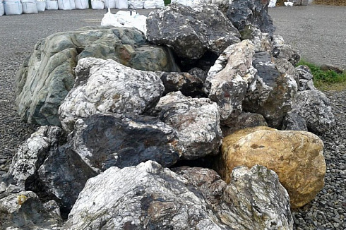 Kamenclub.ru: Черный гранит - кварцит фр. 500-1000 мм.  купить в Севастополе гранит кварцит черный серый белый скальный колотый валун 9750 руб/т   фото КАМЕНЬ КЛУБ