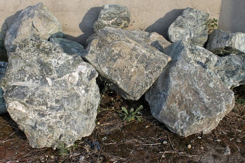 Kamenclub.ru: Змеевик скальник фр. 500-1500 мм.  купить в Севастополе змеевик зеленый серый черный глыба скальная колотая 7500 руб/т   фото КАМЕНЬ КЛУБ