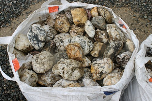 Kamenclub.ru: Кварцевый валунчик фр.100-300 мм.  купить в Севастополе кварц белый, бежевый молочный рыжий крупный природный камень галечник 7850 руб/т   фото КАМЕНЬ КЛУБ