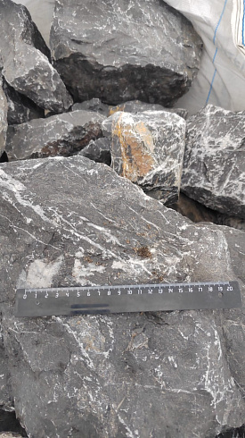 Kamenclub.ru: Черный мрамор скальник фр. 100-500 мм.  купить в Севастополе мрамор черный белый серый крупный колотый валун ландшафтный 8500 руб/т   фото КАМЕНЬ КЛУБ