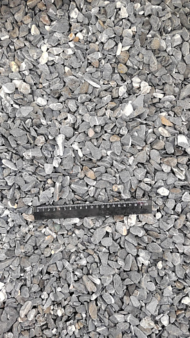 Kamenclub.ru: Щебень галтованный черный (мрамор) фр.10-20 мм.  купить в Севастополе мрамор черный с белыми прожилками, черный, белый окатанный округлый ландшафтный декоративный щебень 15000 руб/т   фото КАМЕНЬ КЛУБ