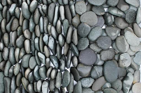 Kamenclub.ru: Галька речная плоская (темно-серая) фр. 70-150 мм. купить  в Севастополе галечник природный темно-серый серый синий речная плоская природная окатанная  9000 руб/т   фото КАМЕНЬ КЛУБ