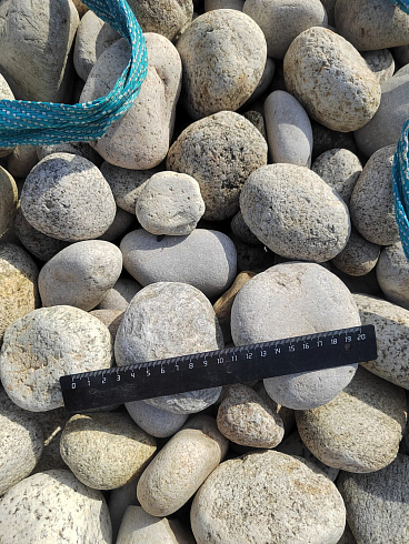 Kamenclub.ru: Галька речная окат (серо-белая) фр. 70-120 мм купить  в Севастополе галька галечник бело-серая, серо-белая, серая, белая речная природная галька  8000 руб/т   фото КАМЕНЬ КЛУБ