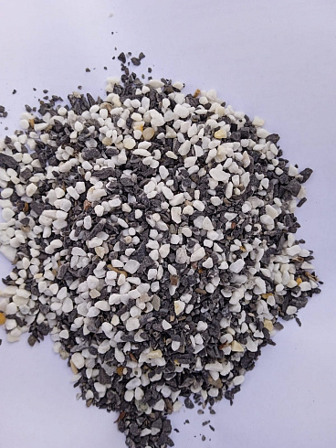 Kamenclub.ru: Мраморная крошка (щебень галтованный микс:: белый-черный) фр.5-10 мм  купить в Севастополе мрамор белый, черный, молочный, серый галтовка мраморная окатанная декоративная ландшафтная 15500 руб/т   фото КАМЕНЬ КЛУБ