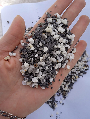 Kamenclub.ru: Мраморная крошка (щебень крошка микс : белый-черный-розовый) фр. 5-10 мм.  купить в Севастополе мрамор белый, черный, розовый, разноцветный микс декоративная мраморная каменная крошка 12000 руб/т   фото КАМЕНЬ КЛУБ