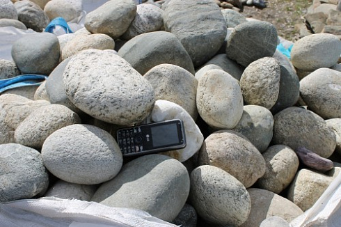 Kamenclub.ru: Речной валун (Ассорти) фр.100-300 мм.  купить в Севастополе галечник серый, темно-серый, светло-серый речная галька крупных размеров 4200 руб/т   фото КАМЕНЬ КЛУБ