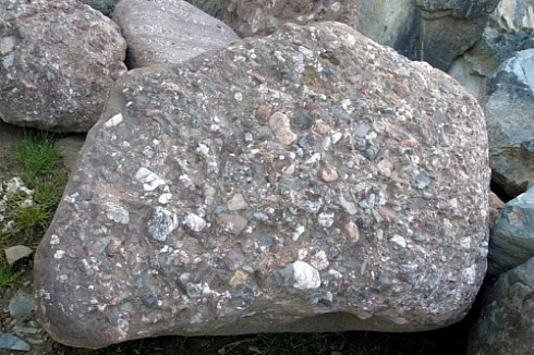 Kamenclub.ru: Конгломераты фр. 300-1000 мм.  купить в Севастополе кварц мрамор диабаз коричневый, серый зеленоватый речной валун крупный 6500 руб/т   фото КАМЕНЬ КЛУБ