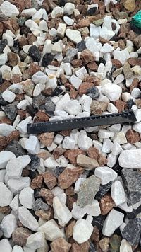 Kamenclub.ru: Мраморная крошка (щебень крошка микс : белый-черный-розовый) фр. 20-40 мм.  купить в Севастополе мрамор белый, черный, розовый декоративная ландшафтная крошка 12000 руб/т   фото КАМЕНЬ КЛУБ