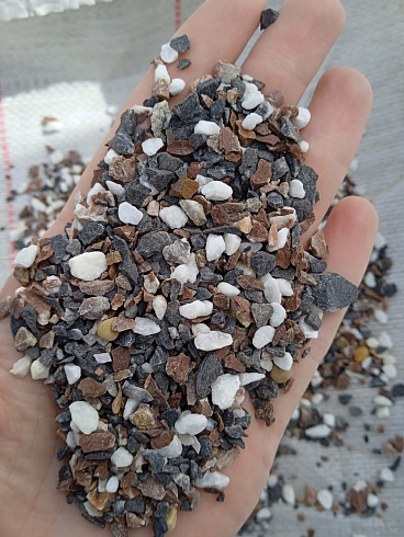 Kamenclub.ru: Мраморная крошка (щебень крошка микс: белый-зеленый-розовый) фр. 5-10 мм  купить в Севастополе мрамор белый, зеленый, розовый, разноцветный, молочный декоративная ландшафтная мраморная крошка 9500 руб/т   фото КАМЕНЬ КЛУБ