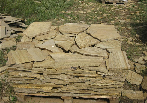 Kamenclub.ru: Песчаник пластушка желтый с разводом под дерево (2 см)  купить в Севастополе плитняк желтый с разводами, желтый, рыжий, серый песчаник пластушка рваная ландшафтная 11 000 руб/м3   фото КАМЕНЬ КЛУБ