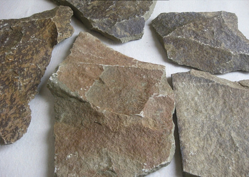 Kamenclub.ru: Песчаник пластушка "фонтанка" серо-зеленая (3,0-5,0 см)  купить в Севастополе песчаник серо-зеленая колотые плитки облицовочные пластушки 11400 руб/м3   фото КАМЕНЬ КЛУБ